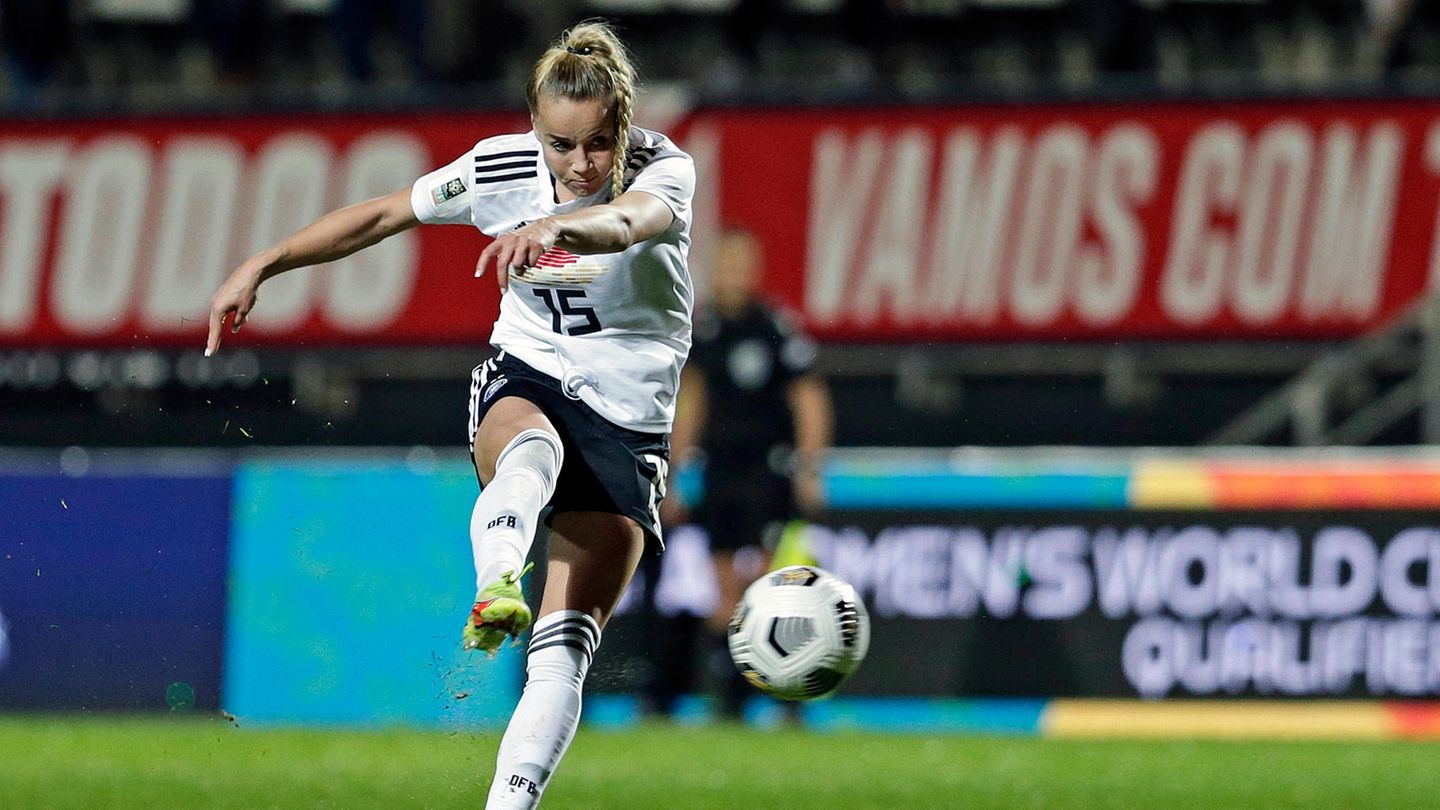 Giulia Gwinn of Germany during the FIFA Women's World Cup 2023 Qualifier group H match between Portugal and Germany at on November 30, 2021 in Faro, Portugal.