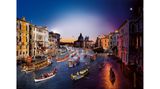 Heraus kommen faszinierende Panoramabilder, wie hier von Venedig. Das Besondere: Man sieht den Ort bei Tag und Nacht.  Es ist schwer, alle Details und Ereignisse zu erfassen, die man in einem Panoramafoto von Stephen Wilkes findet. Versuchen Sie es...