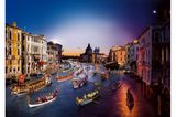 Heraus kommen faszinierende Panoramabilder, wie hier von Venedig. Das Besondere: Man sieht den Ort bei Tag und Nacht.  Es ist schwer, alle Details und Ereignisse zu erfassen, die man in einem Panoramafoto von Stephen Wilkes findet. Versuchen Sie es...