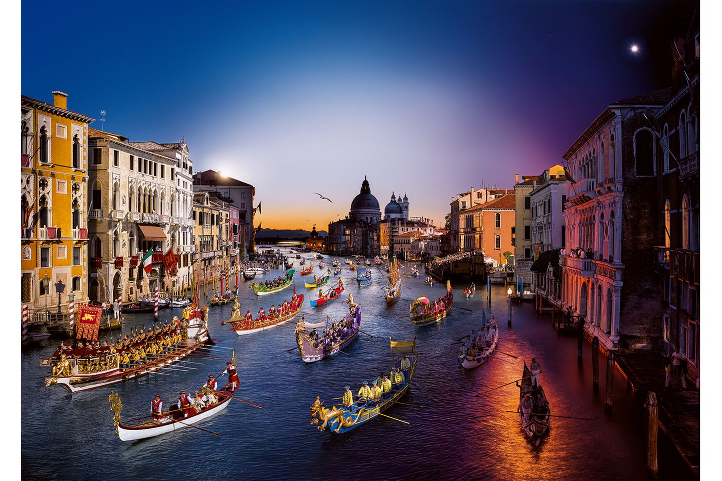 Venice Regata Storica, Italy, 2015 Heraus kommen faszinierende Panoramabilder, wie hier von Venedig. Das Besondere: Man sieht den Ort bei Tag und Nacht. Es ist schwer, alle Details und Ereignisse zu erfassen, die man in einem Panoramafoto von Stephen Wilkes findet. Versuchen Sie es...