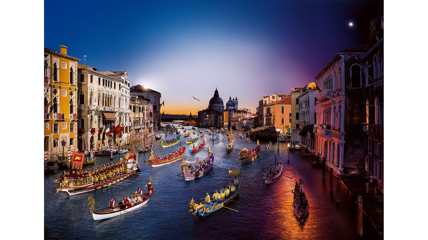 Heraus kommen faszinierende Panoramabilder, wie hier von Venedig. Das Besondere: Man sieht den Ort bei Tag und Nacht.  Es ist schwer, alle Details und Ereignisse zu erfassen, die man in einem Panoramafoto von Stephen Wilkes findet. Versuchen Sie es...