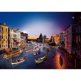 Heraus kommen faszinierende Panoramabilder, wie hier von Venedig. Das Besondere: Man sieht den Ort bei Tag und Nacht.  Es ist schwer, alle Details und Ereignisse zu erfassen, die man in einem Panoramafoto von Stephen Wilkes findet. Versuchen Sie es...