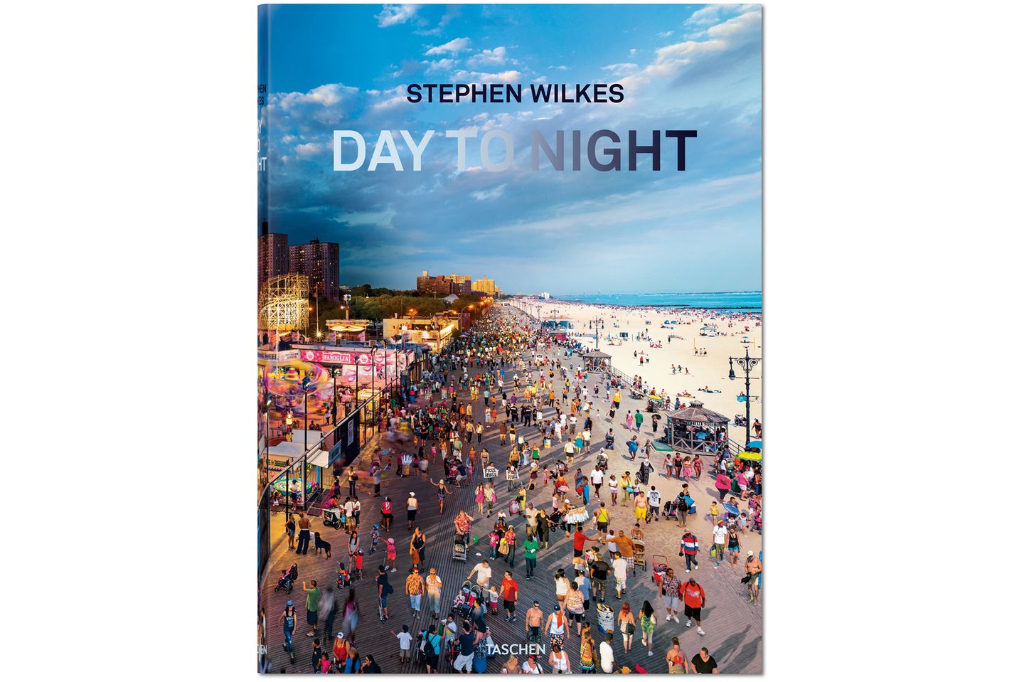 Stephen Wilkes "Day to Night" Das Buch präsentiert 60 epische Panoramabilder von Stephen Wilkes, die zwischen 2009 und 2022 entstanden sind. Erschienen ist der Bildband "Day to Night" im TASCHEN Verlag und ist dort für 60 Euro erhältlich.