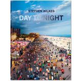 Das Buch präsentiert 60 epische Panoramabilder von Stephen Wilkes, die zwischen 2009 und 2022 entstanden sind. Erschienen ist der Bildband "Day to Night" im TASCHEN Verlag und ist dort für 60 Euro erhältlich.