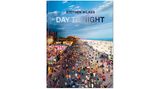 Das Buch präsentiert 60 epische Panoramabilder von Stephen Wilkes, die zwischen 2009 und 2022 entstanden sind. Erschienen ist der Bildband "Day to Night" im TASCHEN Verlag und ist dort für 60 Euro erhältlich.