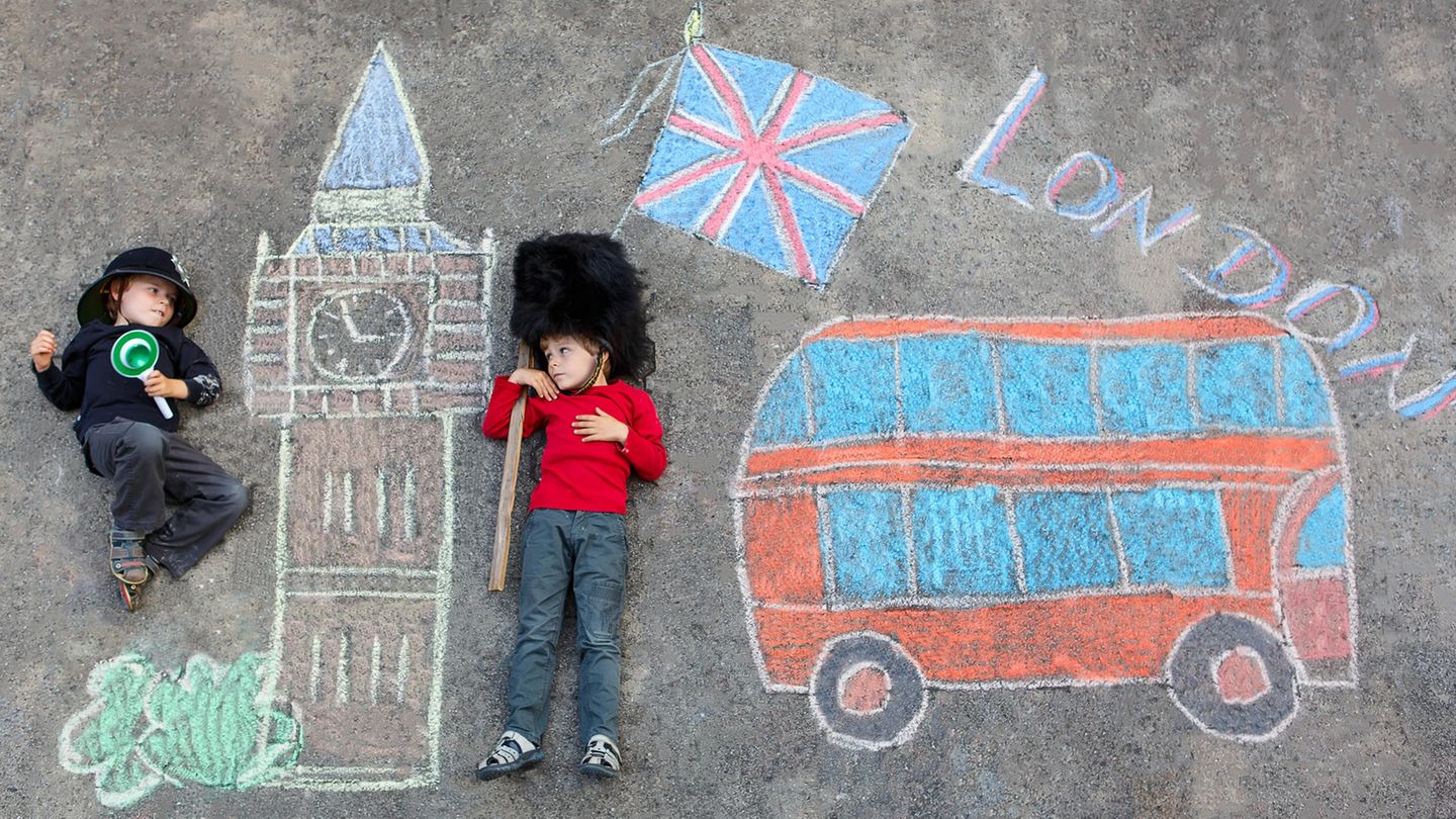 Zwei Kinder liegen in einem Kreidebild mit Doppeldeckerbus und Big Ben