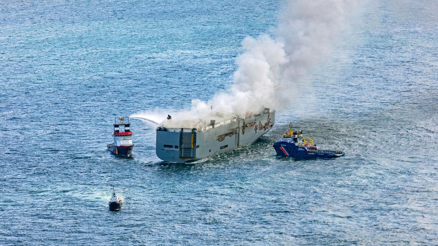 Eine Luftaufnahme zeigt den deutschen Notschlepper "Nordic" (l), der das Feuer auf dem brennenden Auto-Frachter "Fremantle Highway" in der Nordsee bekämpft