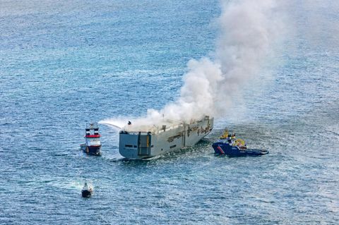 Eine Luftaufnahme zeigt den deutschen Notschlepper "Nordic" (l), der das Feuer auf dem brennenden Auto-Frachter "Fremantle Highway" in der Nordsee bekämpft