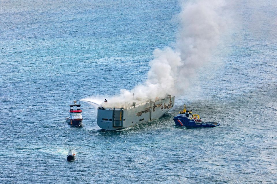 Eine Luftaufnahme zeigt den deutschen Notschlepper "Nordic" (l), der das Feuer auf dem brennenden Auto-Frachter "Fremantle Highway" in der Nordsee bekämpft