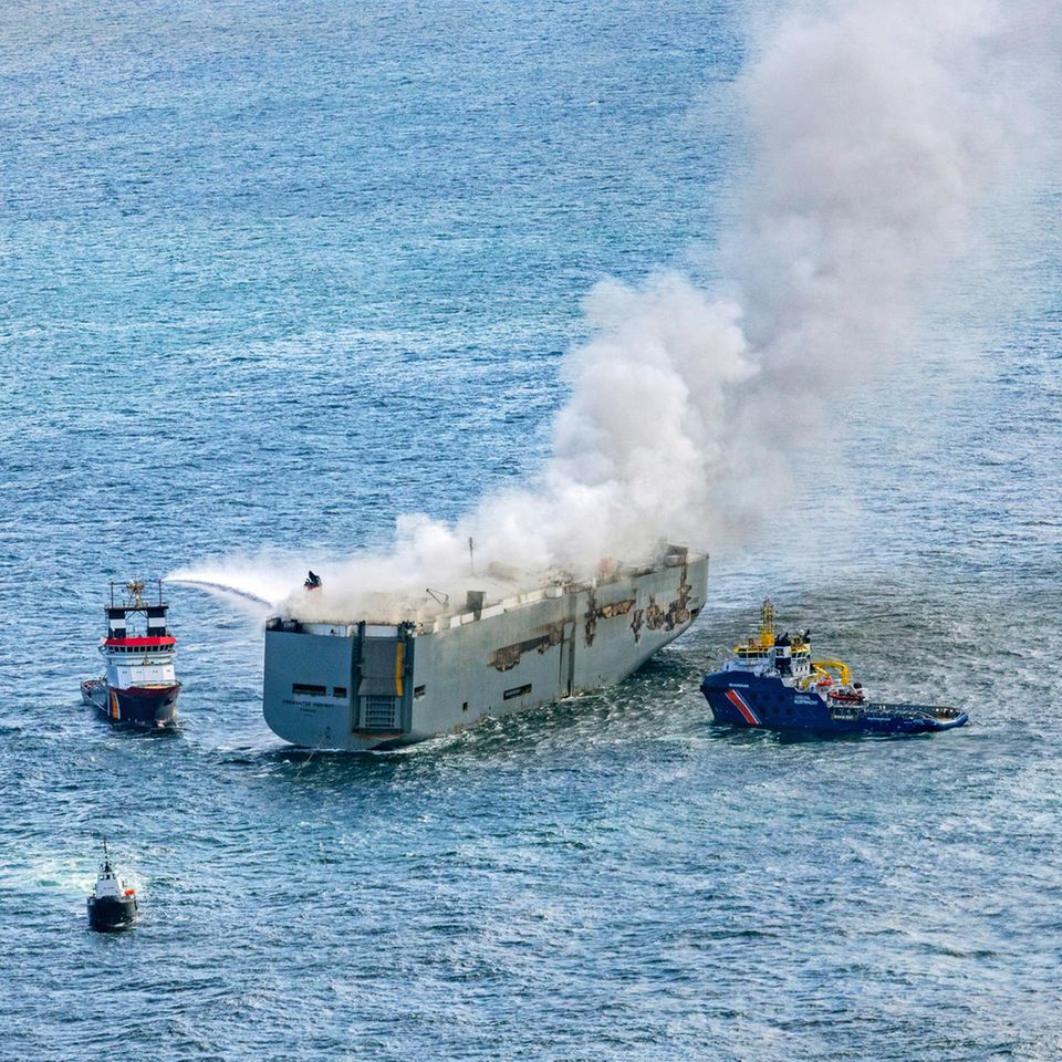 Eine Luftaufnahme zeigt den deutschen Notschlepper "Nordic" (l), der das Feuer auf dem brennenden Auto-Frachter "Fremantle Highway" in der Nordsee bekämpft