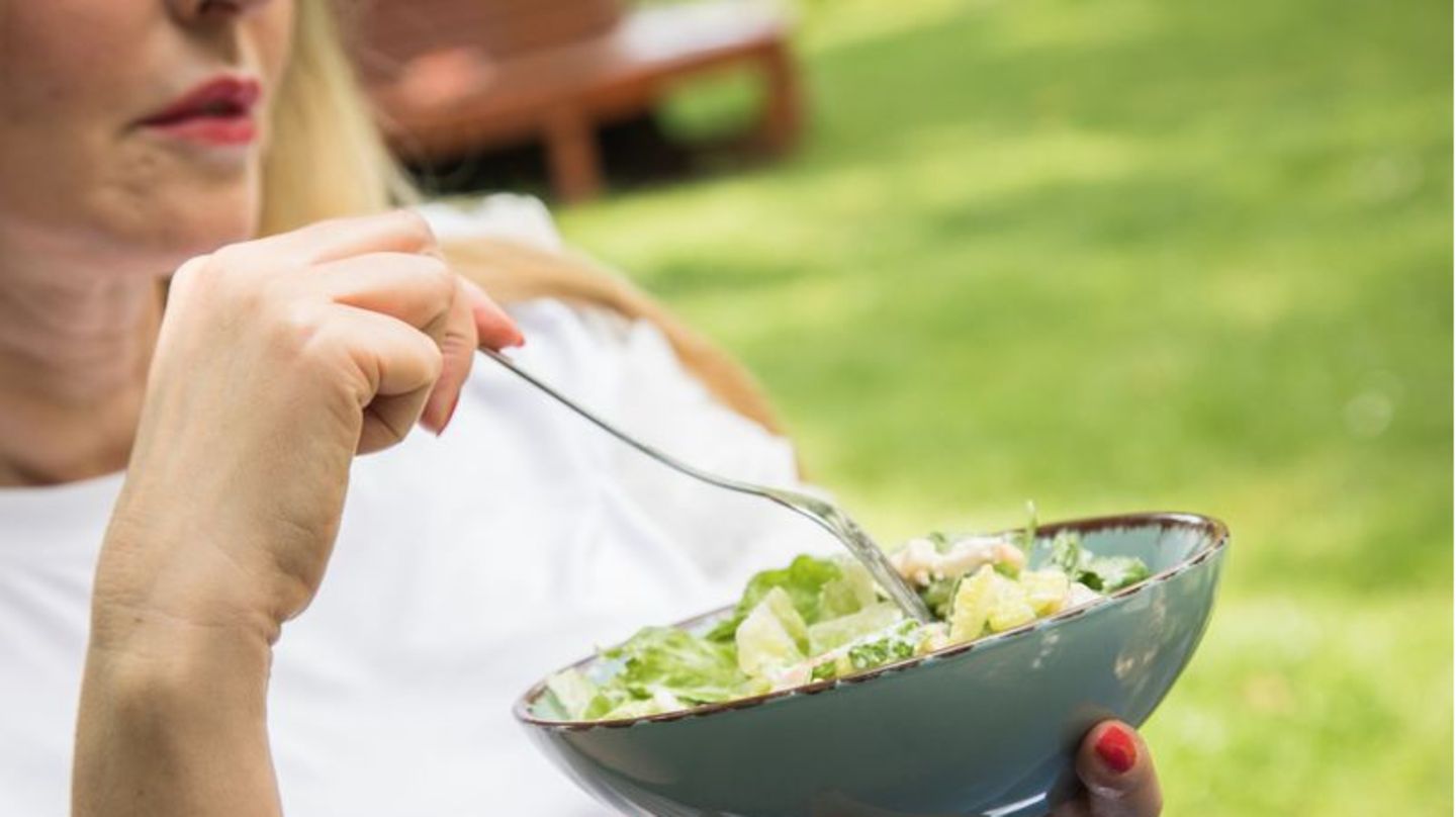 An besonders warmen Tagen ist leichte Küche angesagt - auch damit die Beine nicht so schwer werden. Foto: Christin Klose/dpa-tmn An besonders warmen Tagen ist leichte Küche angesagt - auch damit die Beine nicht so schwer werden. Foto: Christin Klose/dpa-tmn