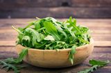 Rucola für die Winterernte jetzt ins Beet bringen
