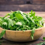 Rucola für die Winterernte jetzt ins Beet bringen