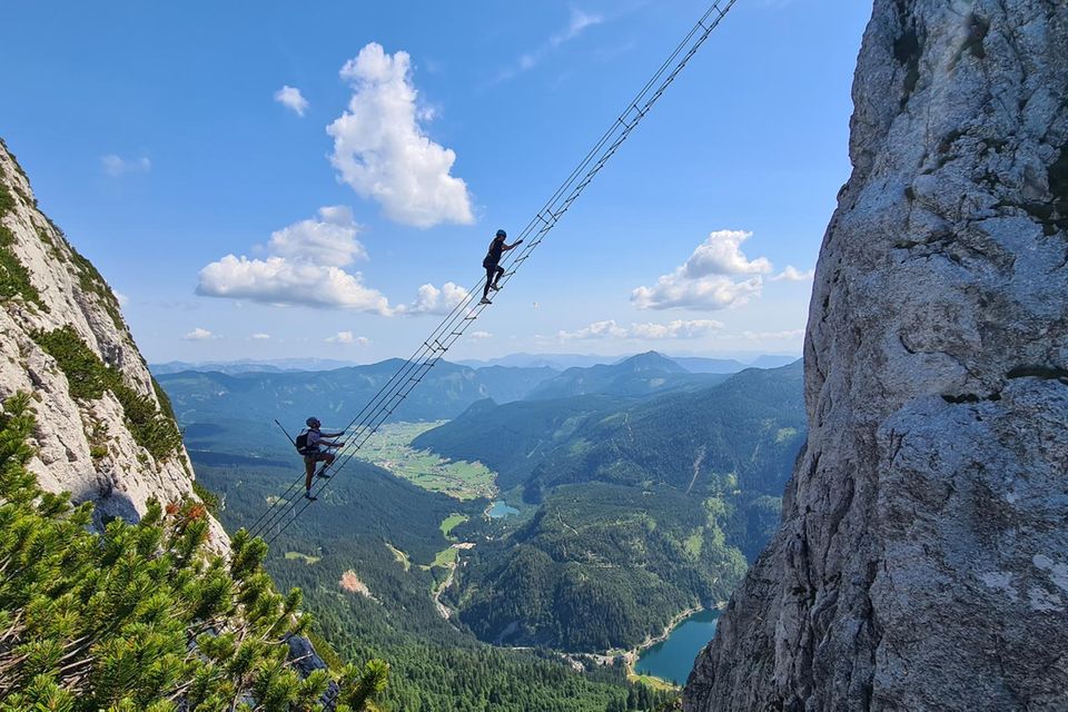 Die "Himmelsleiter" am Donnerkogel im Dachsteingebirge ist ein beliebtes Fotomotiv. Wer sich hier fotografieren lassen möchte, muss allerdings erst einen mehrstündigen Klettersteig überwinden