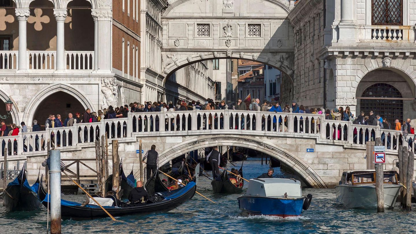 Massentourismus an der Seufzerbrücke in Venedig