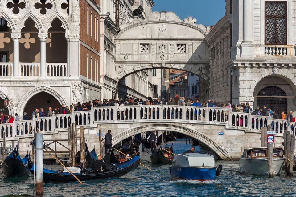 Massentourismus an der Seufzerbrücke in Venedig