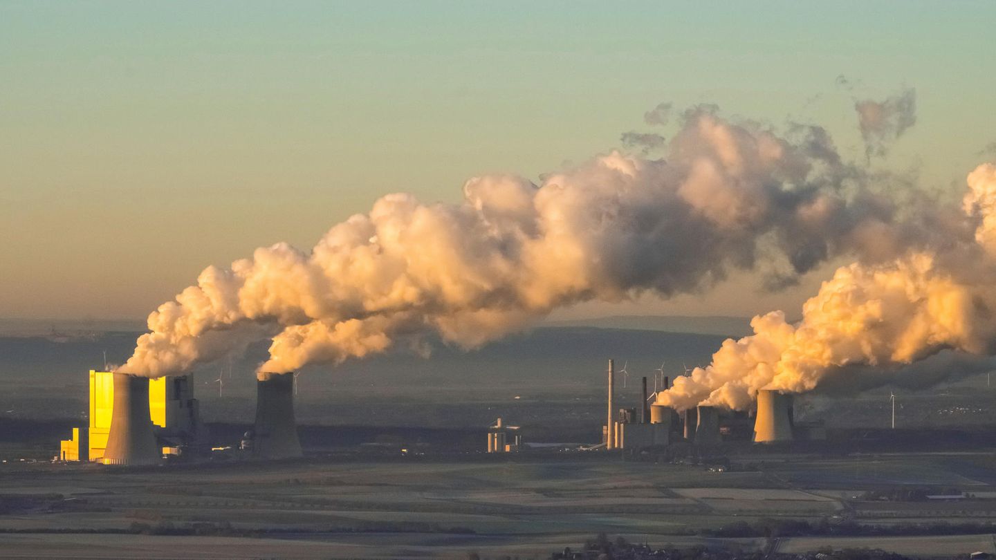 Umwelt: Kraftwerke bei Dormagen: Würden alle Menschen weltweit so leben wie wir in Deutschland, wäre der Überlastungstag schon Anfang Mai gewesen Kraftwerke bei Dormagen: Würden alle Menschen weltweit so leben wie wir in Deutschland, wäre der Überlastungstag schon Anfang Mai gewesen