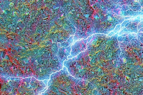 Das Bild zeigt die gebrochene Oberfläche des Zementmaterials, aufgenommen mit einem Rasterelektronenmikroskop. Darüber haben die Forschenden die schematische Darstellung einer elektrischen Entladung gelegt. Sie soll die "kleinräumige Variabilität" des Materials und seine Fähigkeit zur schnellen Aufladung veranschaulichen