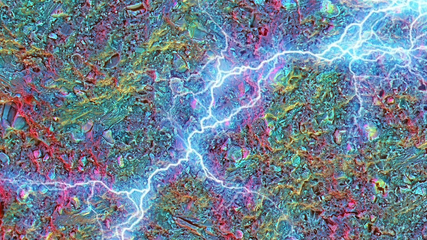 Das Bild zeigt die gebrochene Oberfläche des Zementmaterials, aufgenommen mit einem Rasterelektronenmikroskop. Darüber haben die Forschenden die schematische Darstellung einer elektrischen Entladung gelegt. Sie soll die "kleinräumige Variabilität" des Materials und seine Fähigkeit zur schnellen Aufladung veranschaulichen