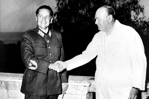 Tito in Uniform schüttelt dem britischen Premierminister Winston Churchill im August 1944 die Hand