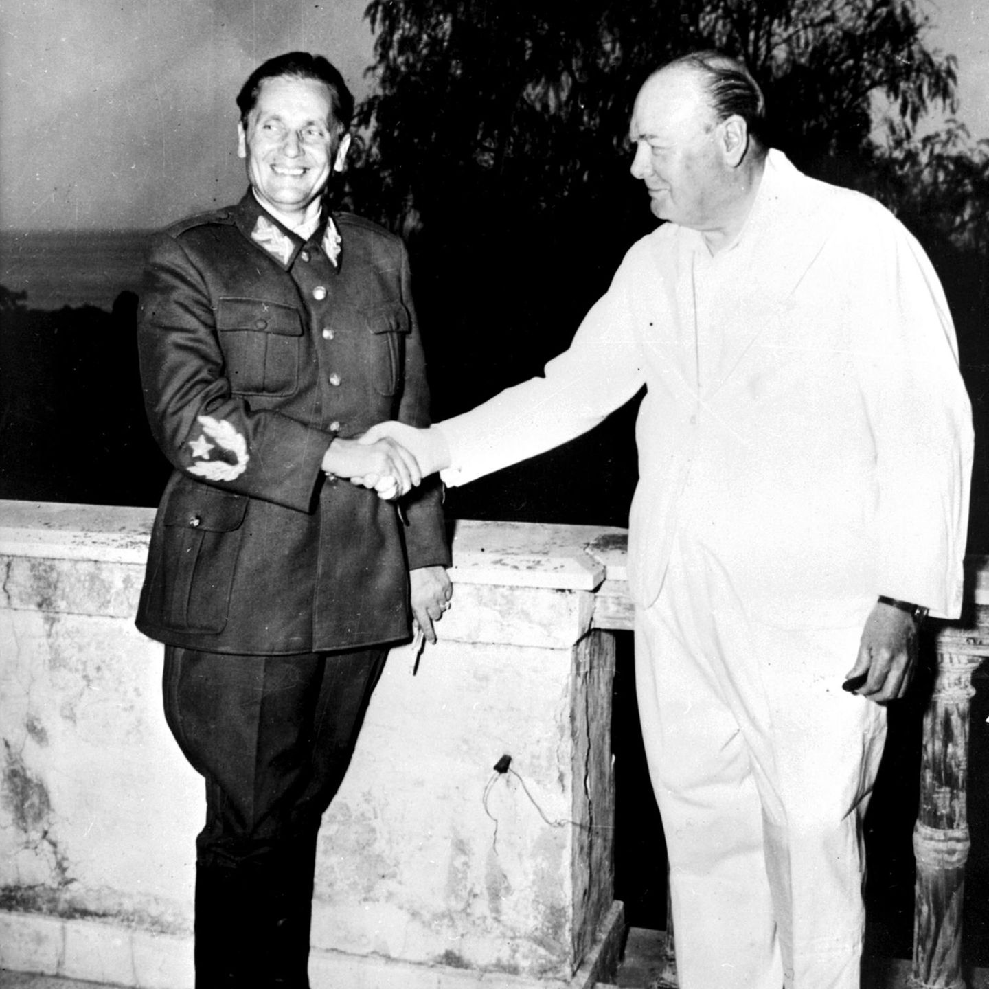 Tito in Uniform schüttelt dem britischen Premierminister Winston Churchill im August 1944 die Hand