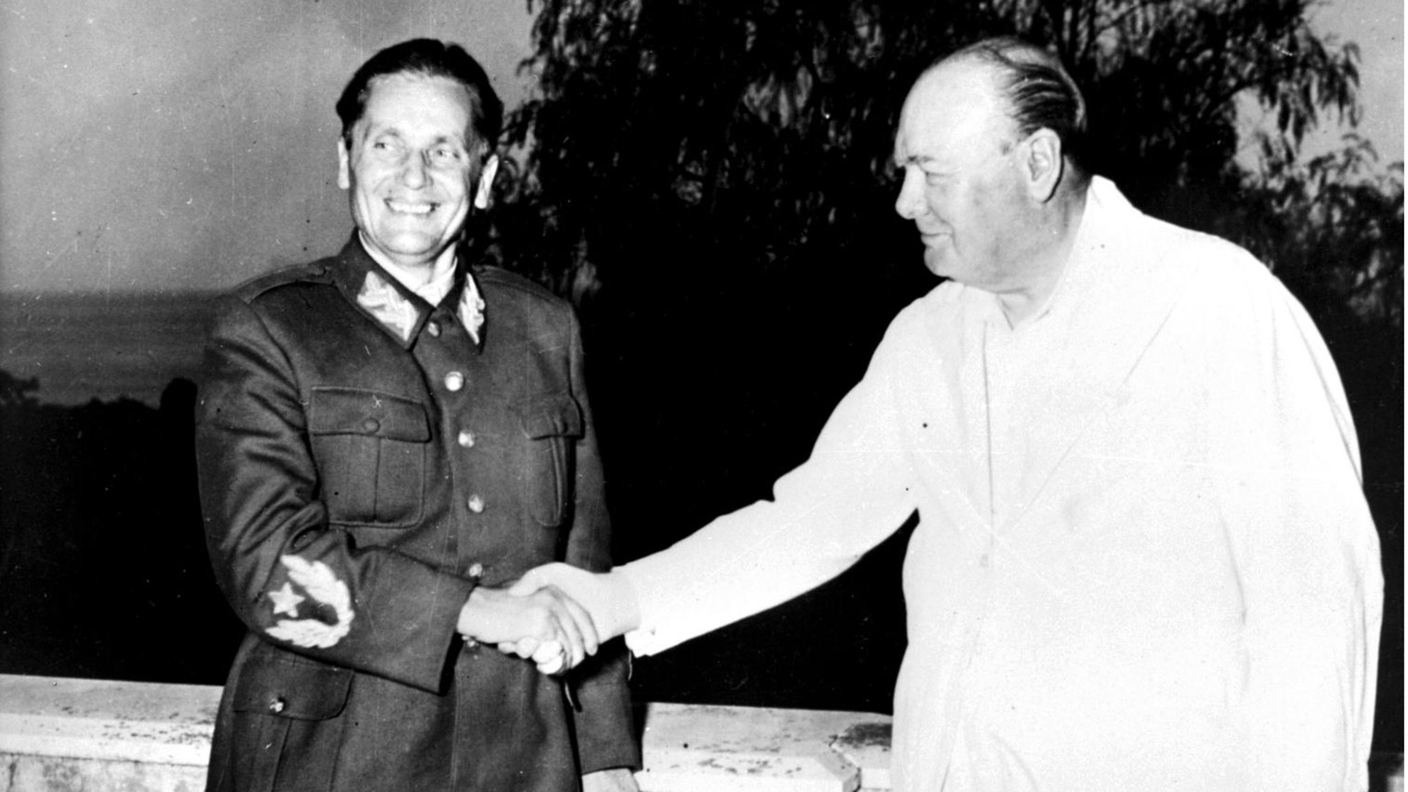 Tito in Uniform schüttelt dem britischen Premierminister Winston Churchill im August 1944 die Hand