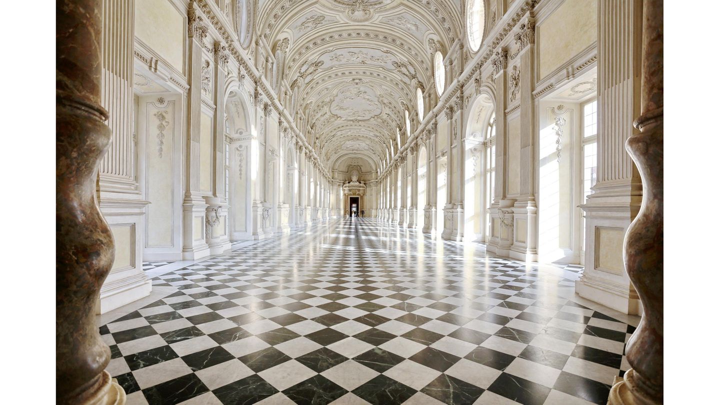 Schloss von innen mit schwarzweißem Boden und gebogenen, hellen Decken