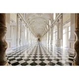 Schloss von innen mit schwarzweißem Boden und gebogenen, hellen Decken