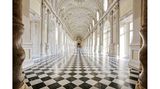 Schloss von innen mit schwarzweißem Boden und gebogenen, hellen Decken