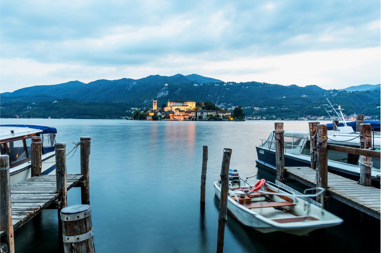 Lago d'Orta – der kleine Bruder des Lago Maggiore Blick auf eine kleine bewohnte Insel auf dem Lago d'Orta