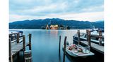 Blick auf eine kleine bewohnte Insel auf dem Lago d'Orta