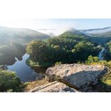 Panoramablick über einen sich windenden Fluss umgeben von Bäumen und tiefhängenden Wolken