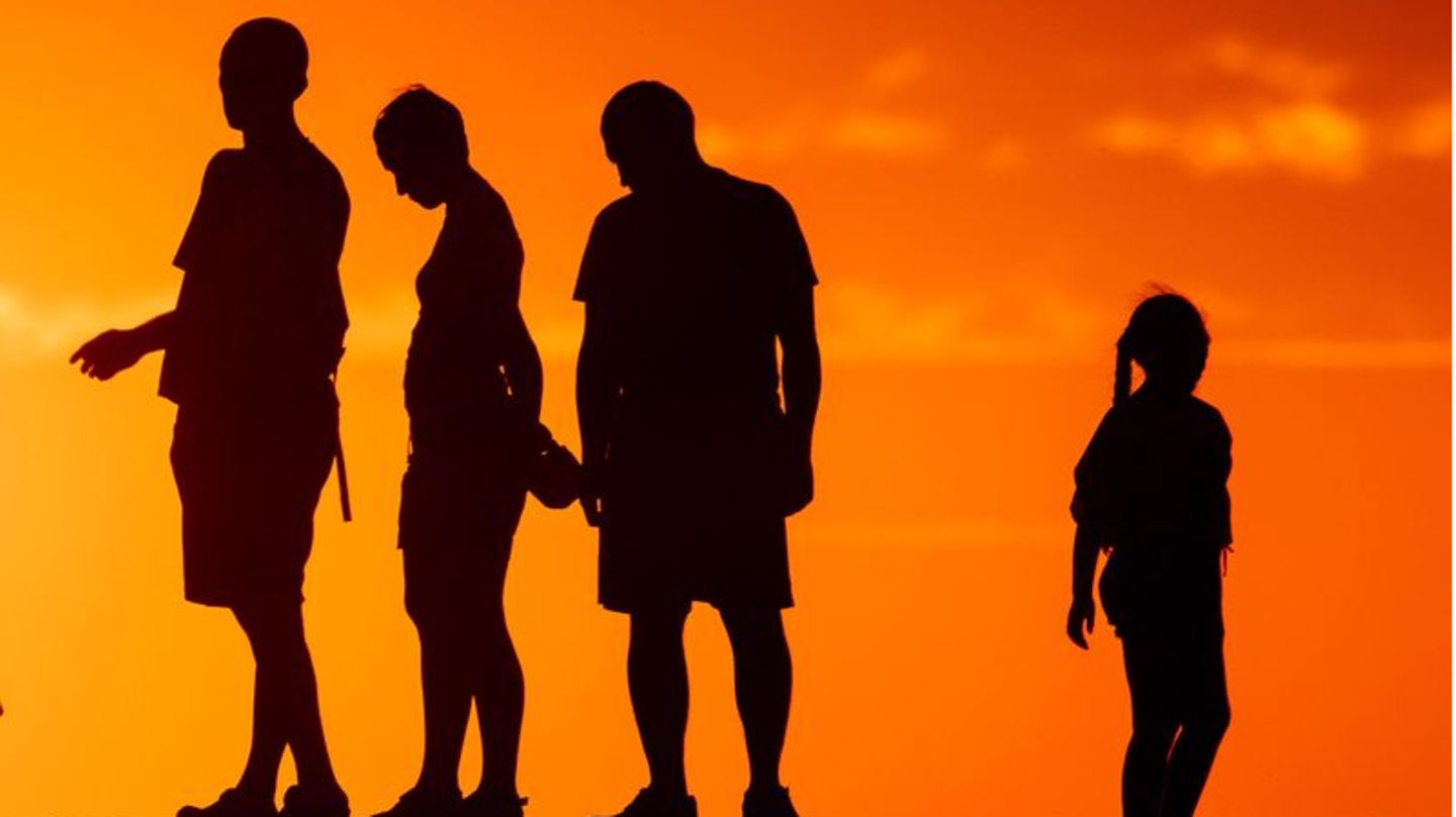 Dunkle Konturen Menschen vor Sonnenuntergang