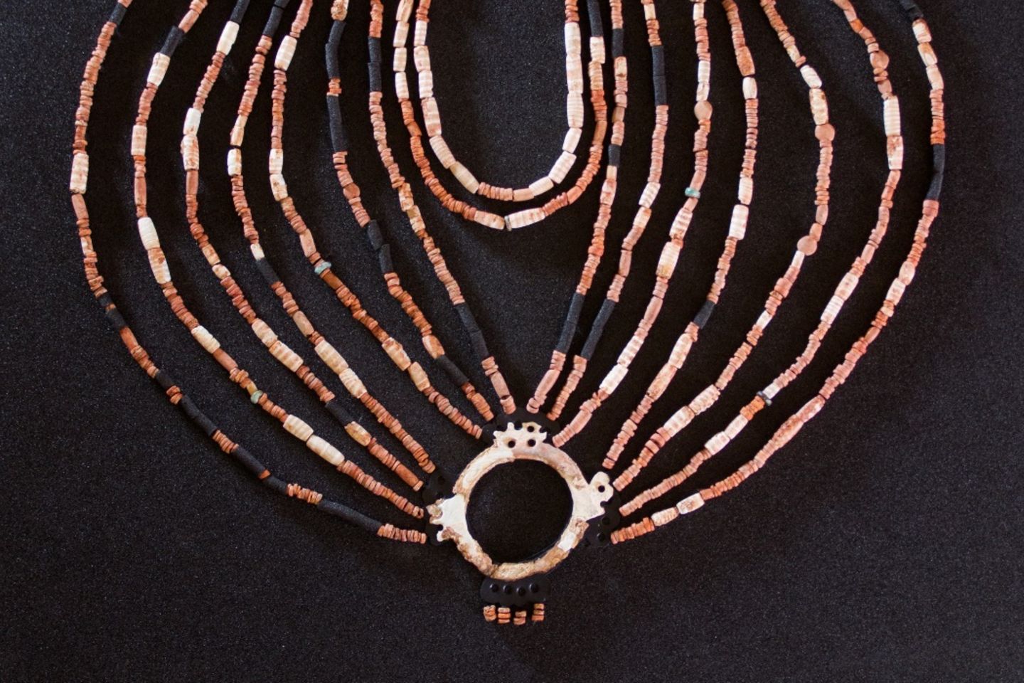 Ein Perlmuttring schillerte im Licht, eine Schnur hielt Tausende Steinchen und Muschelstücke: Nun ist die Halskette in einem Museum in Petra ausgestellt