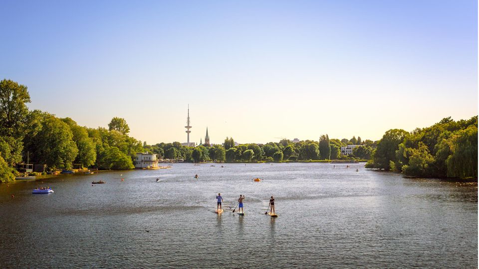 SUP-Fahrer auf der Hamburger Außenalster