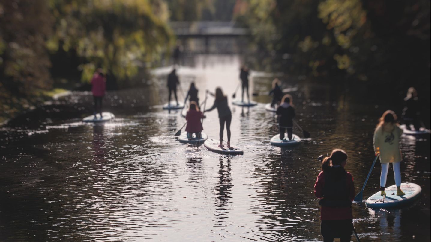 SUP-Fahrer auf einem städtischen Kanal