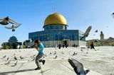 Mädchen läuft in Jerusalem vor der Al-Aqsa Mosque