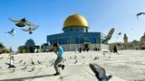 Mädchen läuft in Jerusalem vor der Al-Aqsa Mosque