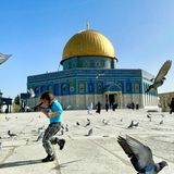 Mädchen läuft in Jerusalem vor der Al-Aqsa Mosque