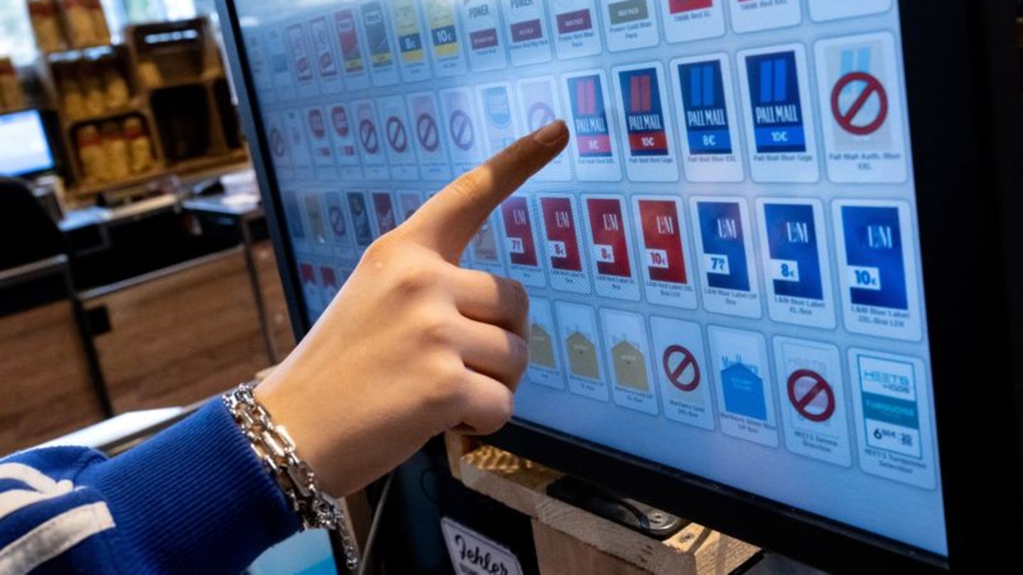 Mensch drückt auf Touch-Bildschirm und wählt eine Zigarettenmarke aus