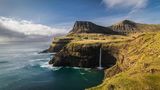 Gásadalur, ein Ort der Färöer im Westen der Insel Vágar