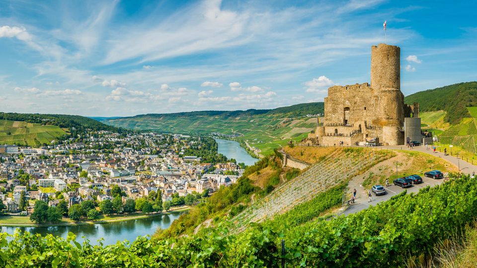 Deutschland und Benelux: Bei Bernkastel-Kues lohnt sich ein Ausflug zur Burgruine Landshut, die neben einem fantastischen Ausblick auch mit einer hervorragenden Restauration aufwartet Bei Bernkastel-Kues lohnt sich ein Ausflug zur Burgruine Landshut, die neben einem fantastischen Ausblick auch mit einer hervorragenden Restauration aufwartet