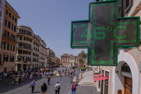 Der Display einer Apotheke in Rom zeigt 46 Grad Celsius an