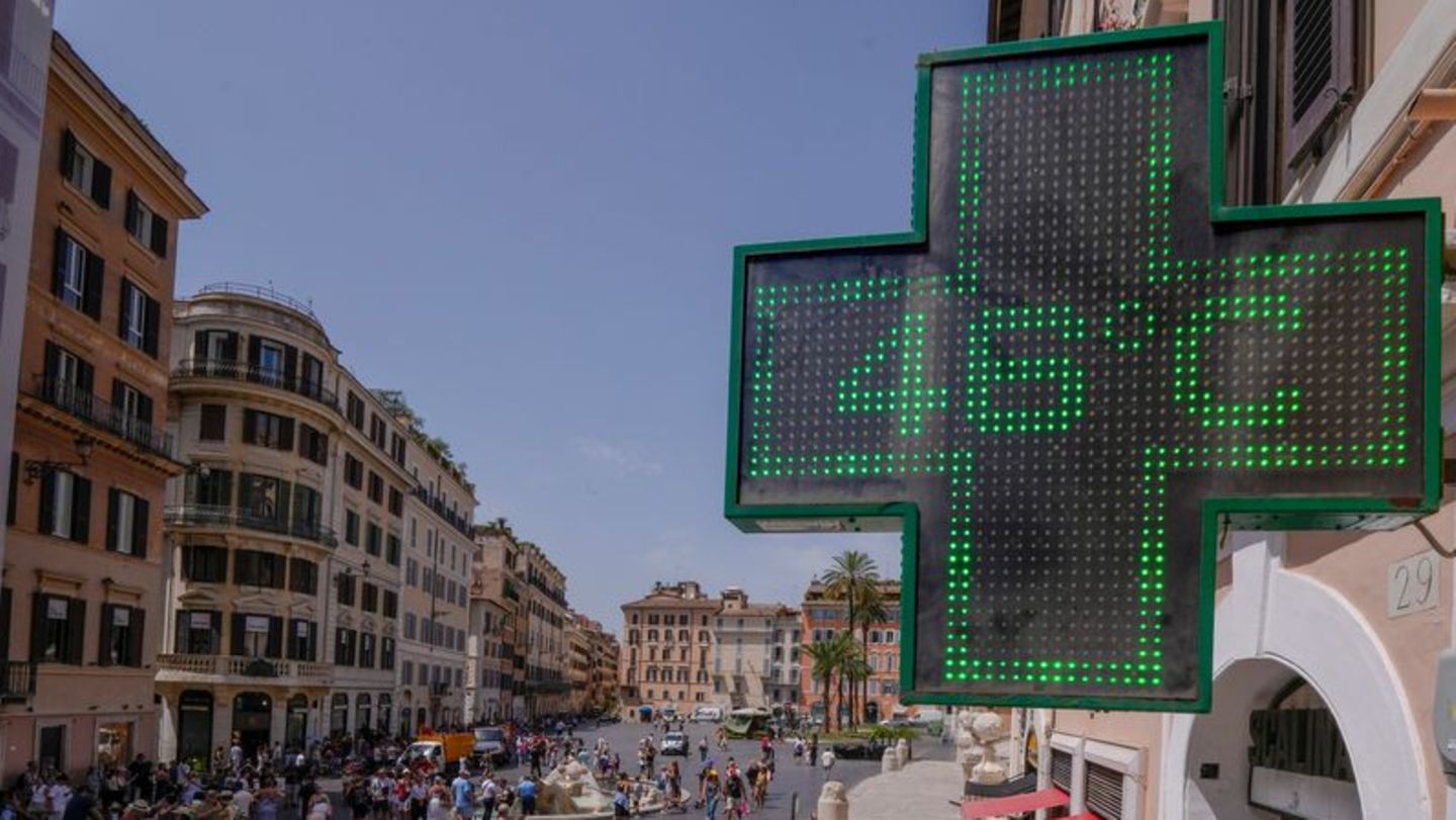 Der Display einer Apotheke in Rom zeigt 46 Grad Celsius an