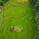 Michael Uy, Künstler, mäht Rasen auf seiner ganz besonderen Wiese
