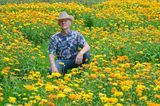 Michael Uy hockt auf der Wiese