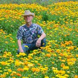 Michael Uy hockt auf der Wiese