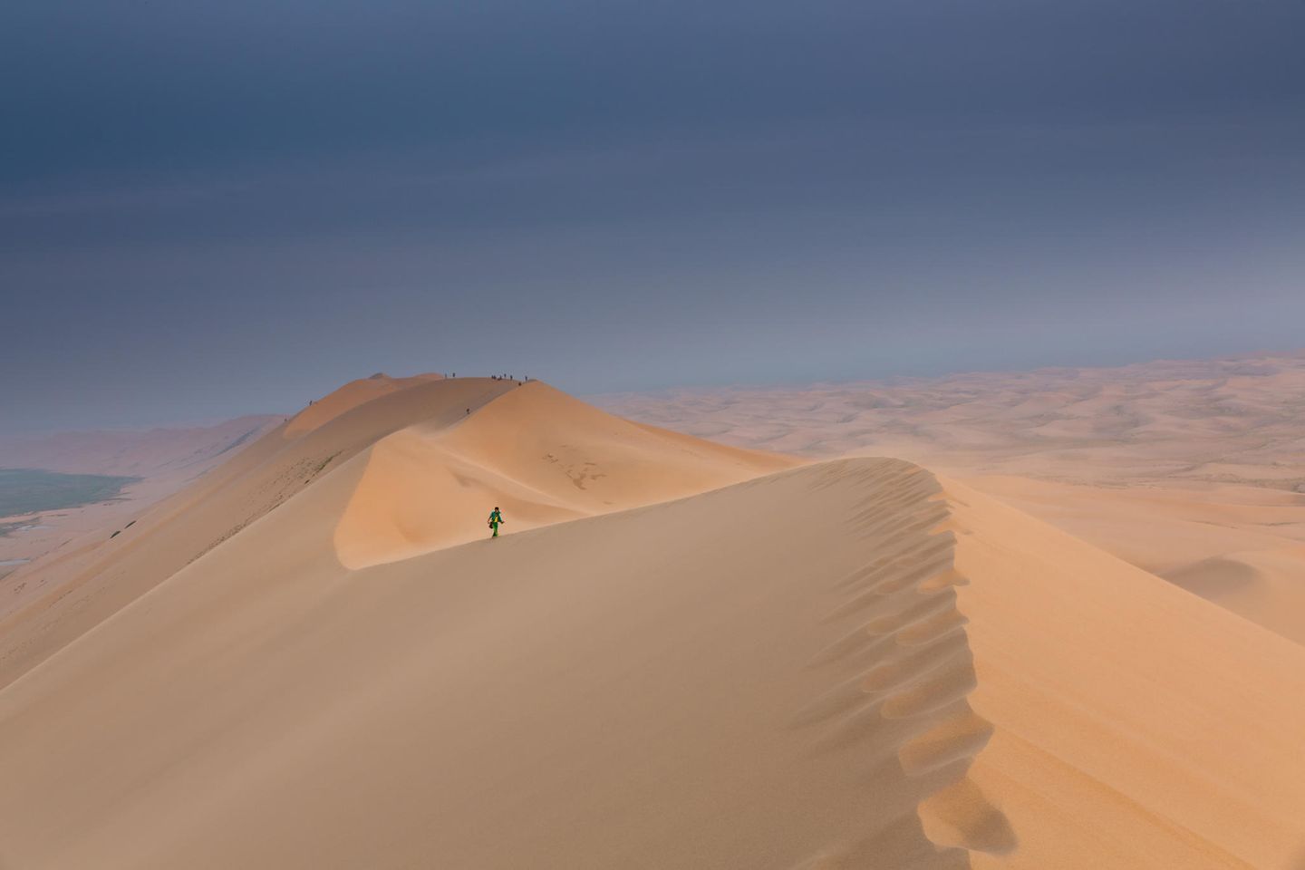 Dünenfeld Khongoryn Els in der Wüste Gobi – ein Naturwunder Hohe Dünen, auf denen einige Menschen laufen