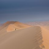 Hohe Dünen, auf denen einige Menschen laufen