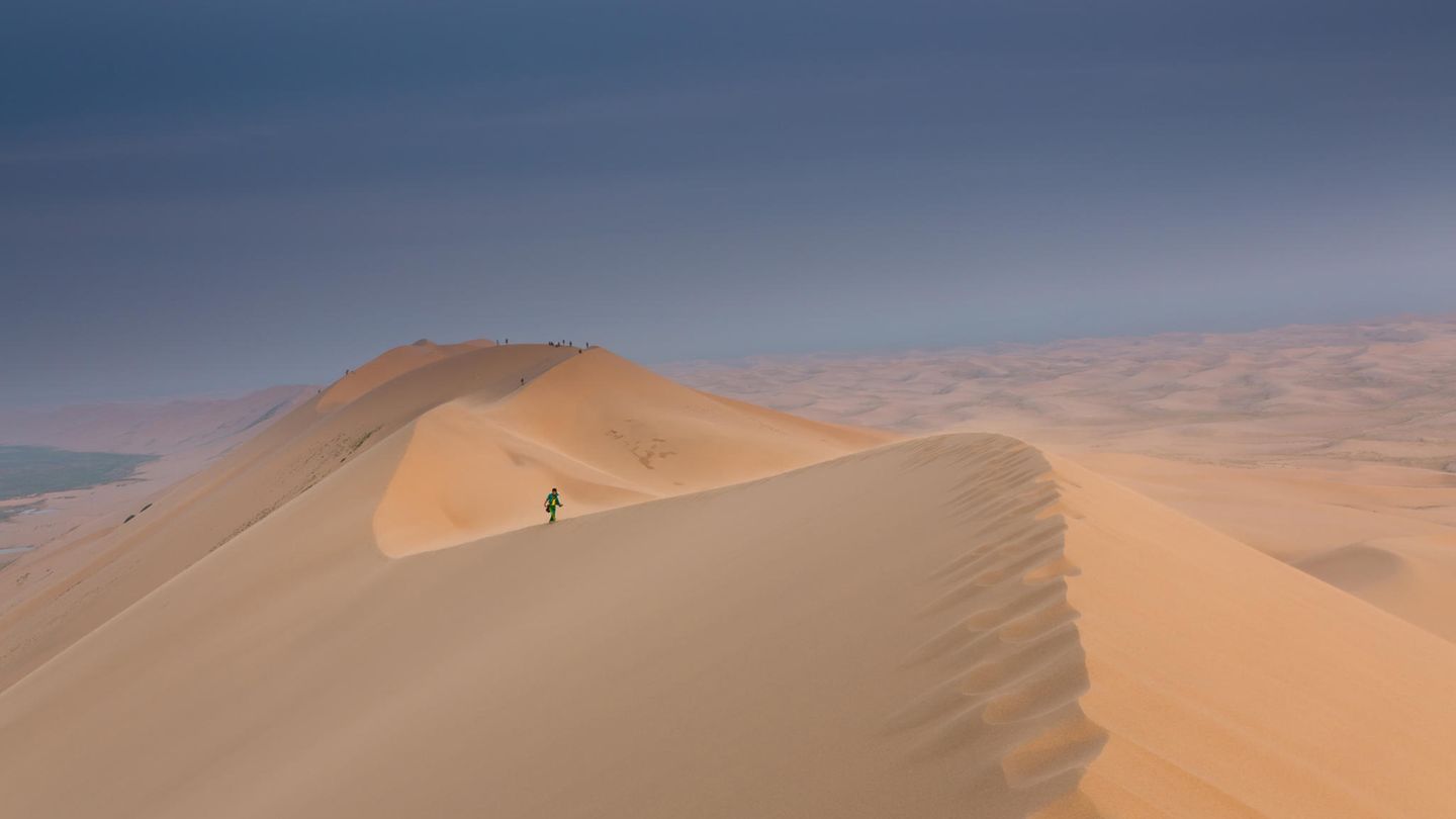 Dünenfeld Khongoryn Els in der Wüste Gobi – ein Naturwunder Hohe Dünen, auf denen einige Menschen laufen